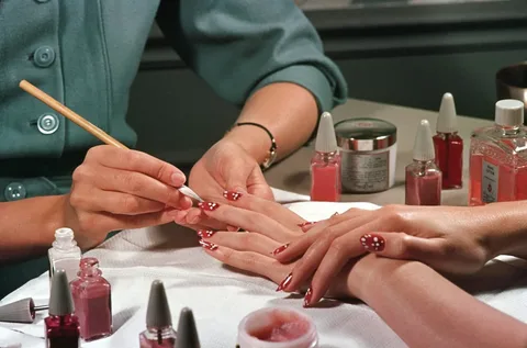 How to Get the Star Nails Trend